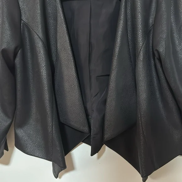 CCH Collection Black Faux Leather Crop Drape Style Blazer Jacket Sz XS - Picture 3 of 6